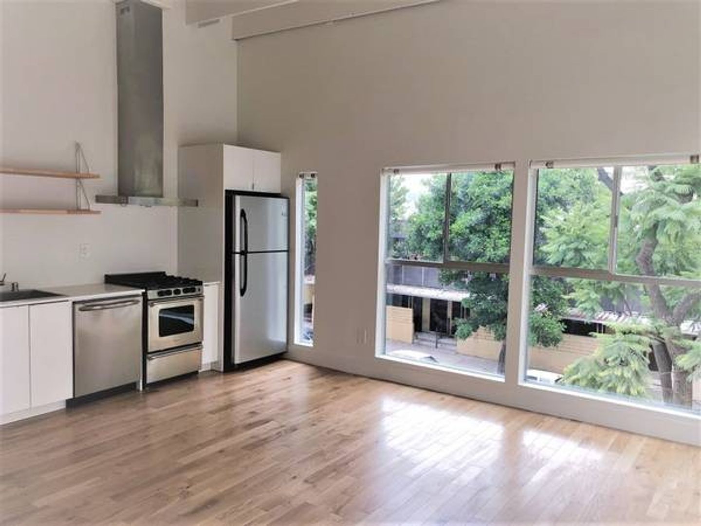 LOS ANGELES Apartment: 967 N. MADISON AVE