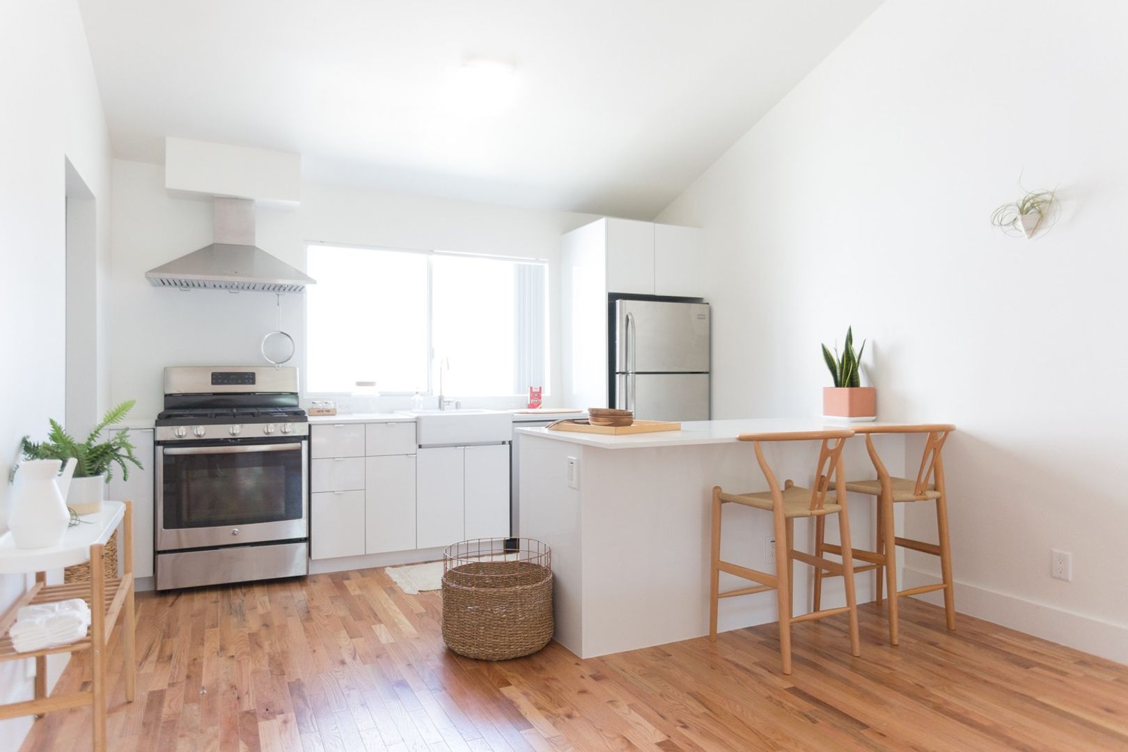 LOS ANGELES Apartment: 2703 BELLEVUE AVE.