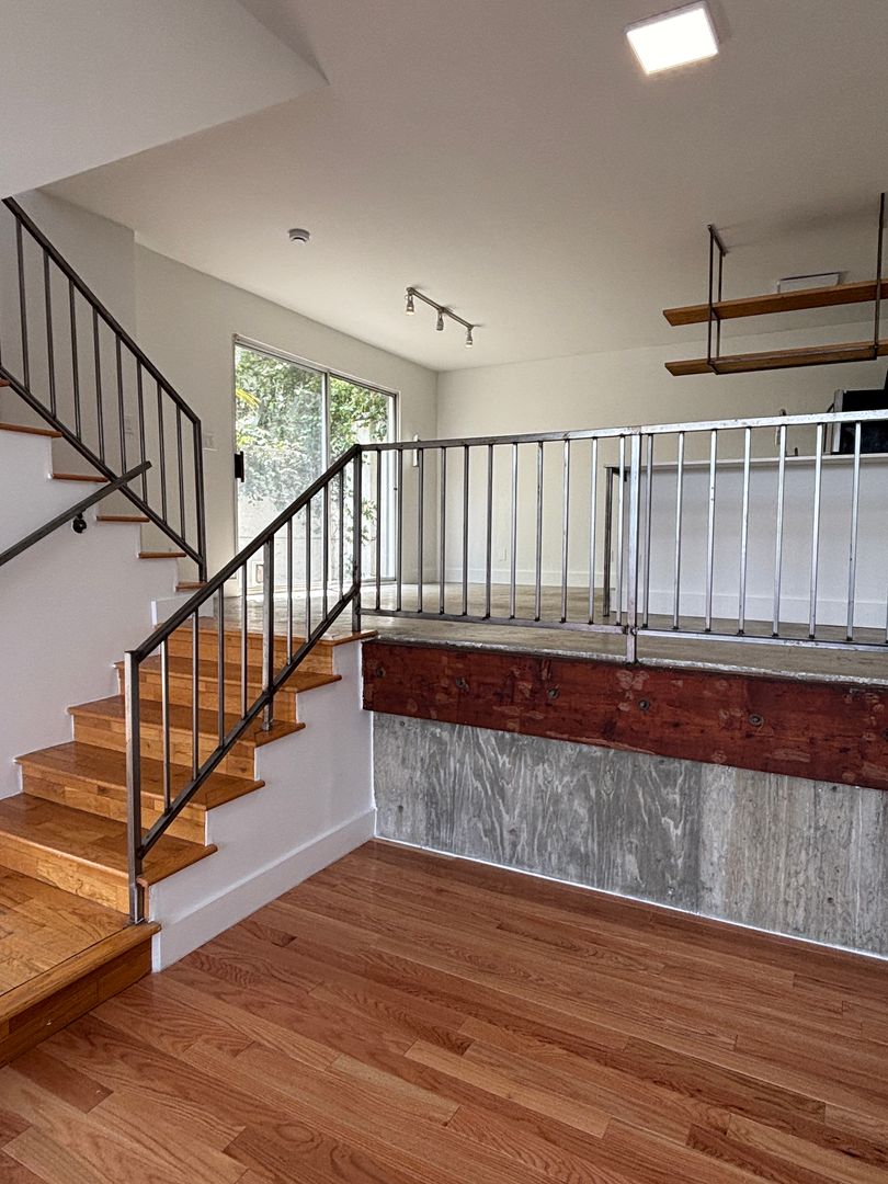 LOS ANGELES Apartment: 843 N. ROBINSON ST.