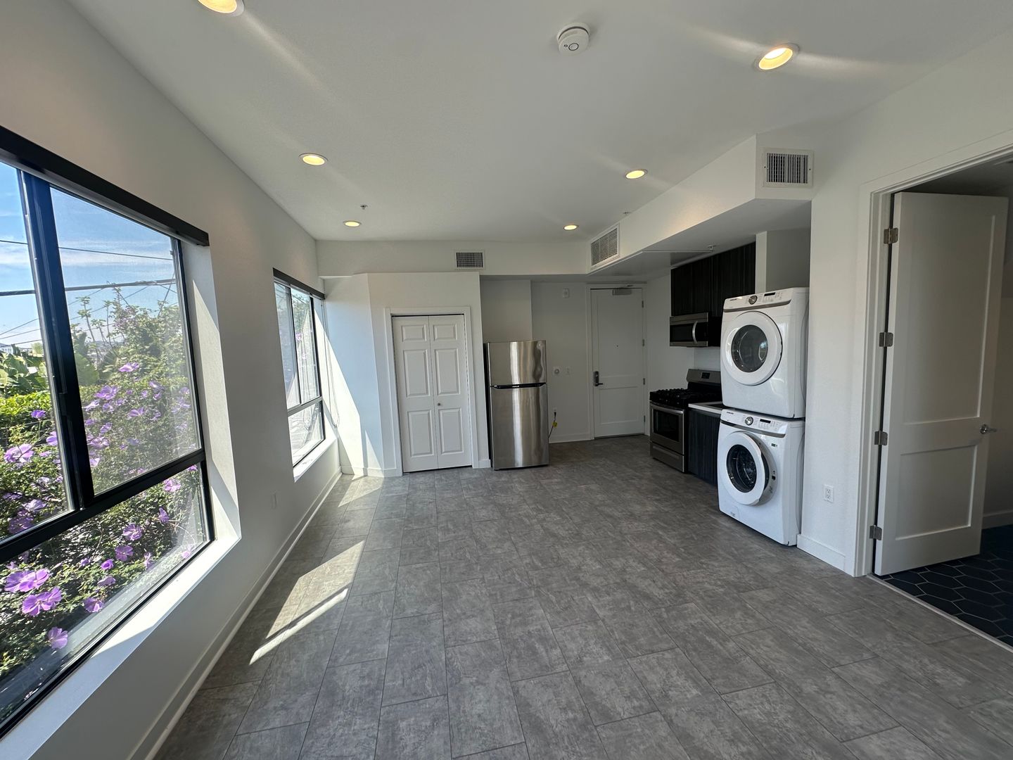 LOS ANGELES Apartment: 519 N. NORMANDIE