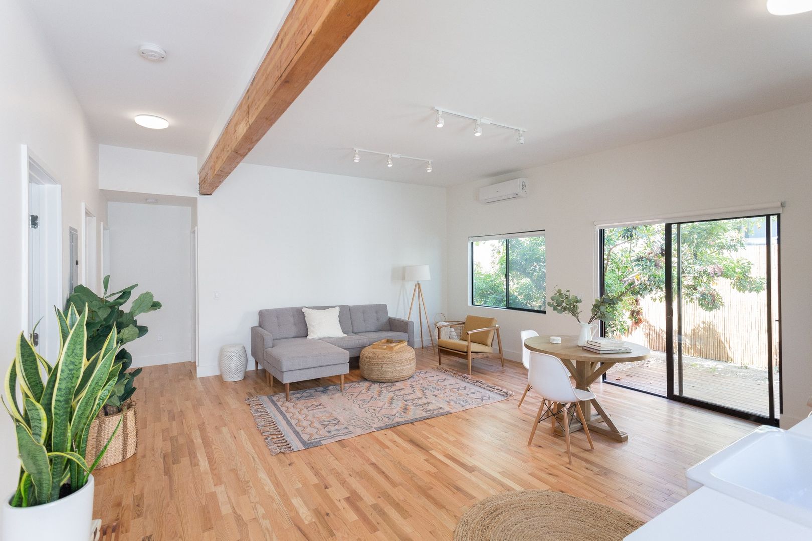 LOS ANGELES Apartment: 251 ROSEMONT AVE