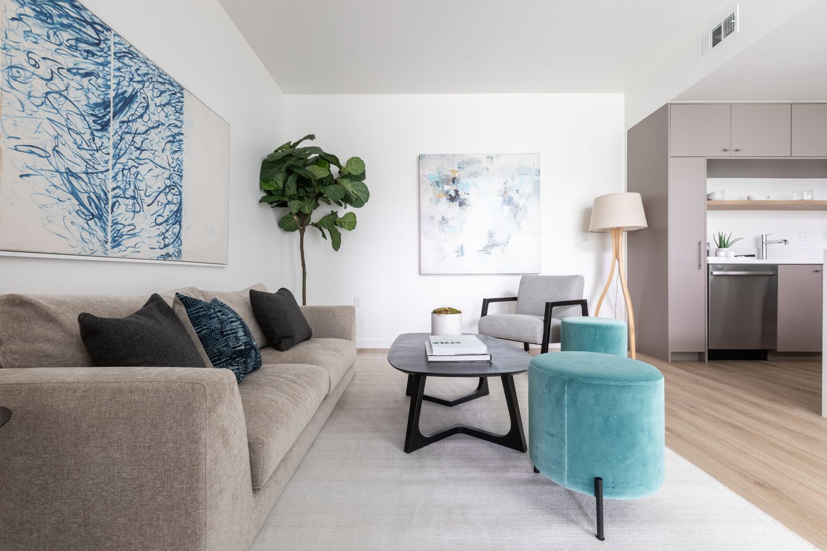 LOS ANGELES Apartment: 4575 SANTA MONICA BLVD