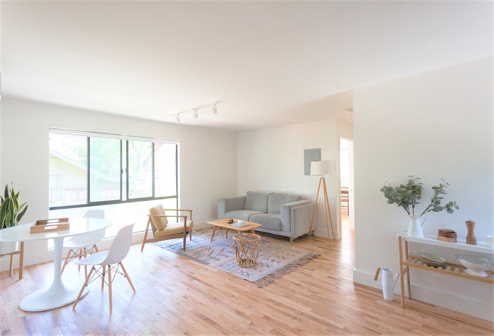 LOS ANGELES Apartment: 5515 MEDIA DR.