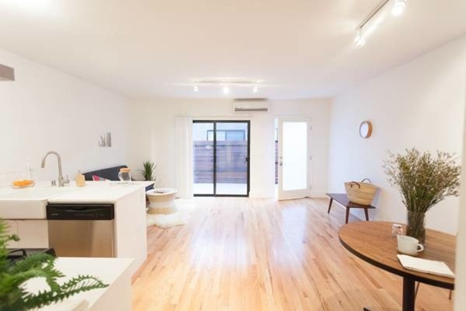 LOS ANGELES Apartment: 3100 W. LONDON ST.