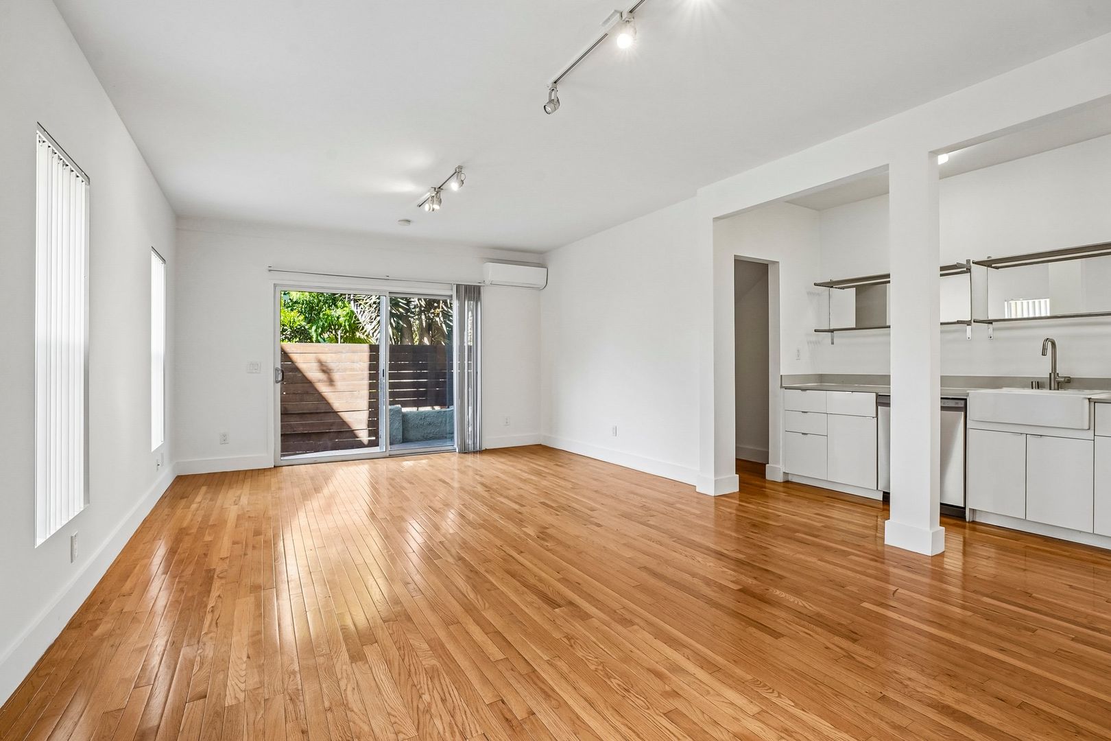 LOS ANGELES Apartment: 2514 W. LONDON ST.