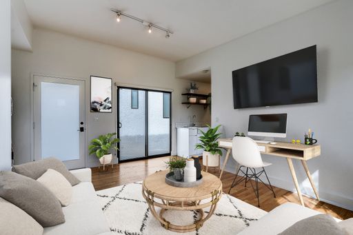 Charming Renovated Bungalow with Private Patio – photo 1