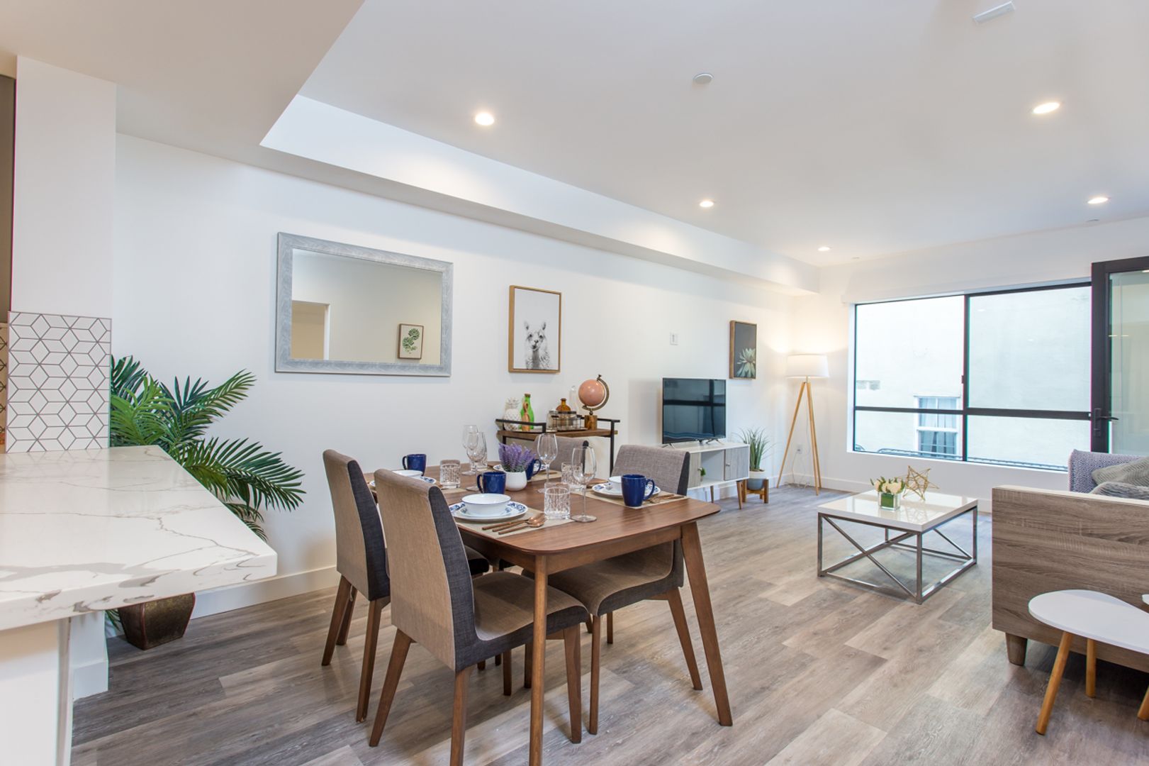 LOS ANGELES Apartment: 5012 S. SLAUSON AVENUE