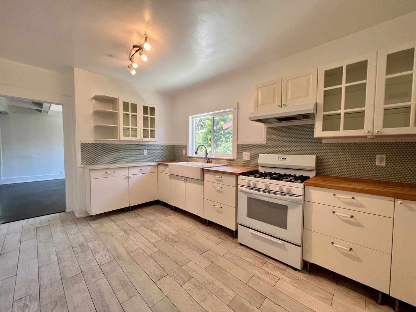 LOS ANGELES Apartment: 2822 W AVENUE 33
