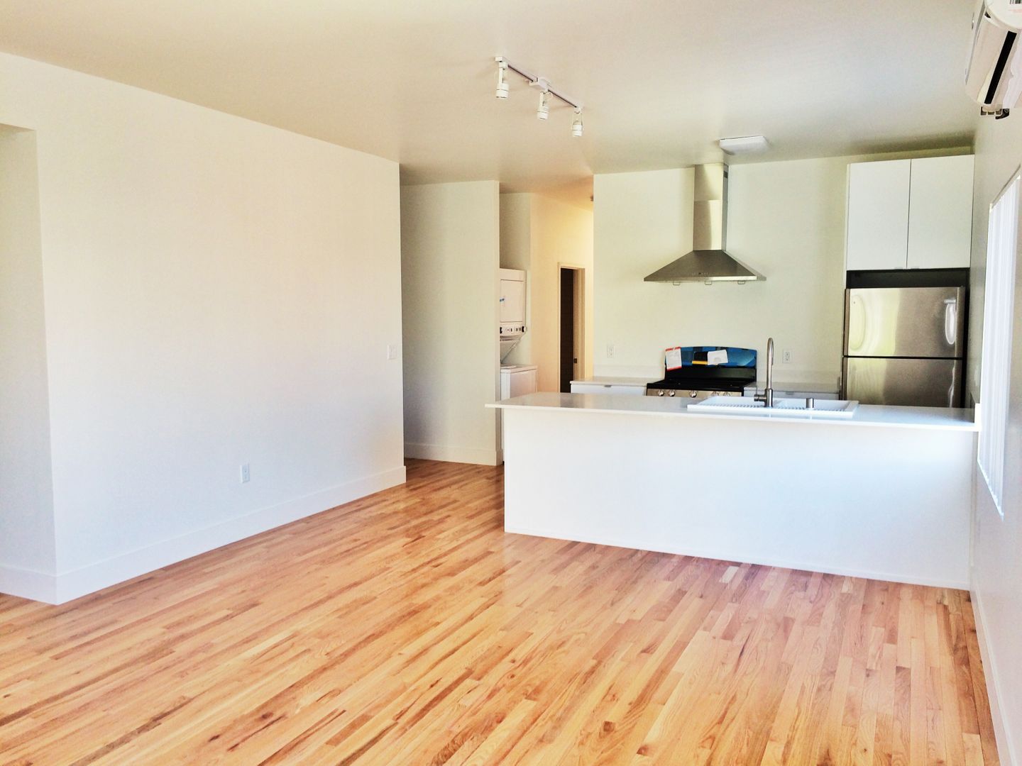 LOS ANGELES Apartment: 865 N. HOOVER ST.