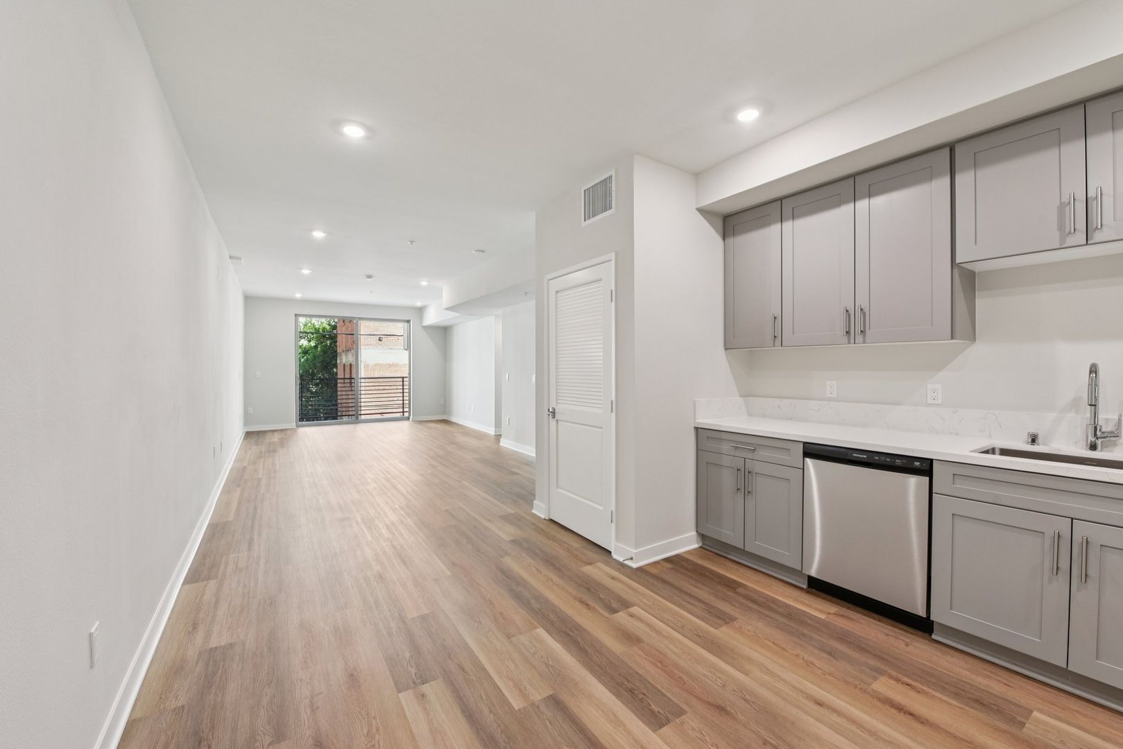 LOS ANGELES Apartment: 748 IROLO ST