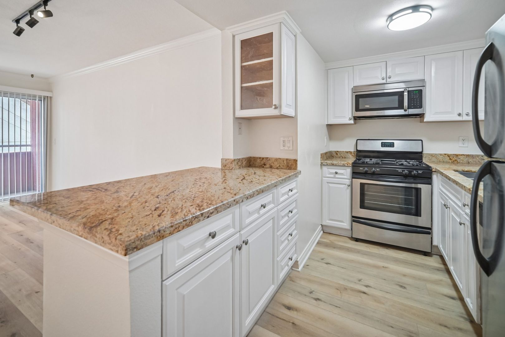 LOS ANGELES Apartment: 1939 N TAMARIND AVE