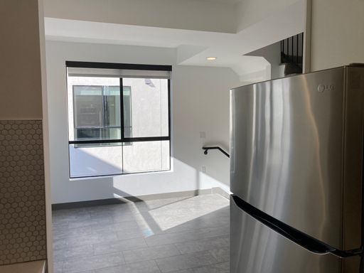 Beautiful Modern Townhouse with Balcony and 2 Parking Spaces in Eagle Rock!! – photo 1