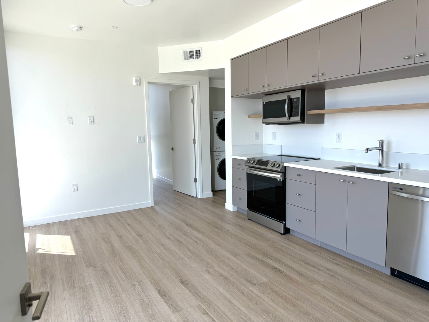 LOS ANGELES Apartment: 4575 SANTA MONICA BLVD