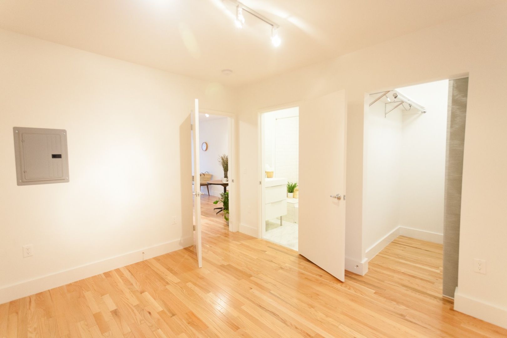 LOS ANGELES Apartment: 3100 W. LONDON ST.