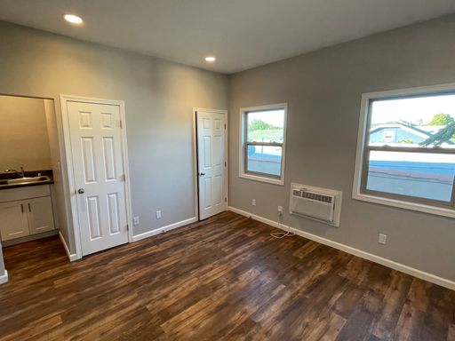 Light & Airy Junior Studio w/ Storage in Echo Park – photo 1