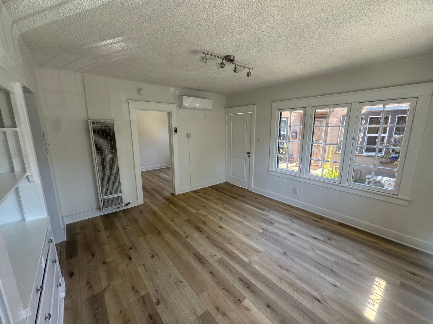 LOS ANGELES Apartment: 343 N. BENTON WAY