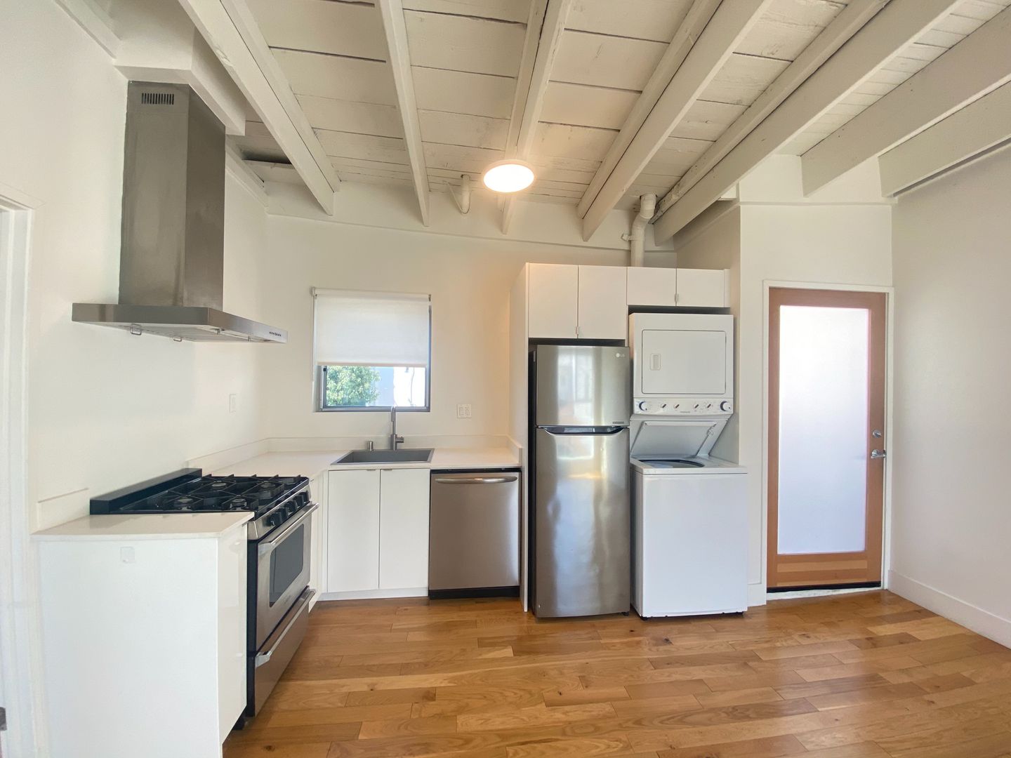 LOS ANGELES Apartment: 967 N. MADISON AVE