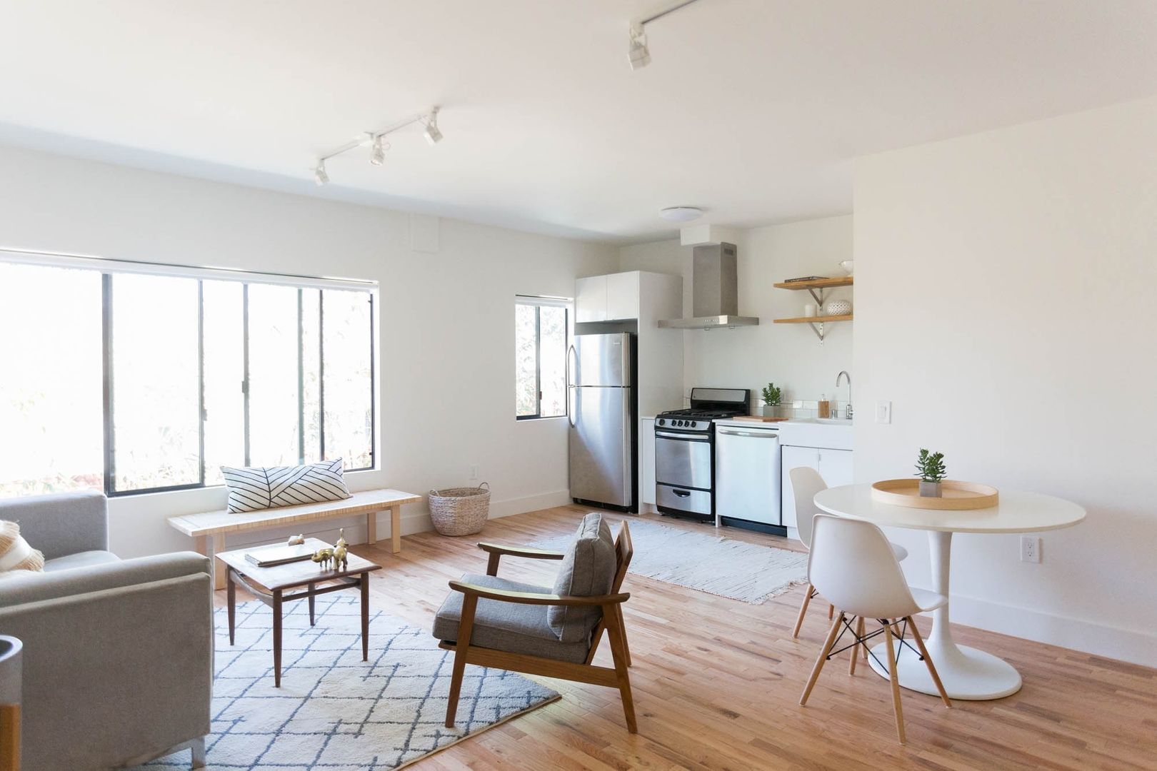 LOS ANGELES Apartment: 306 N. BONNIE BRAE ST.