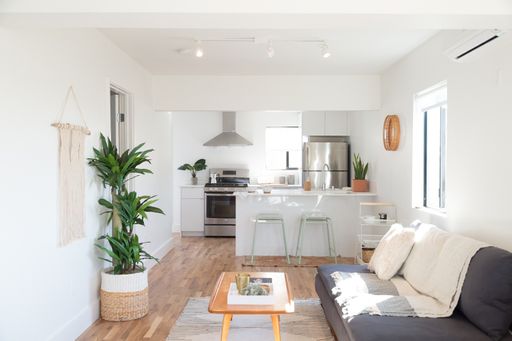 Renovated Bright 2 bed in Bungalow-style Fourplex – photo 1