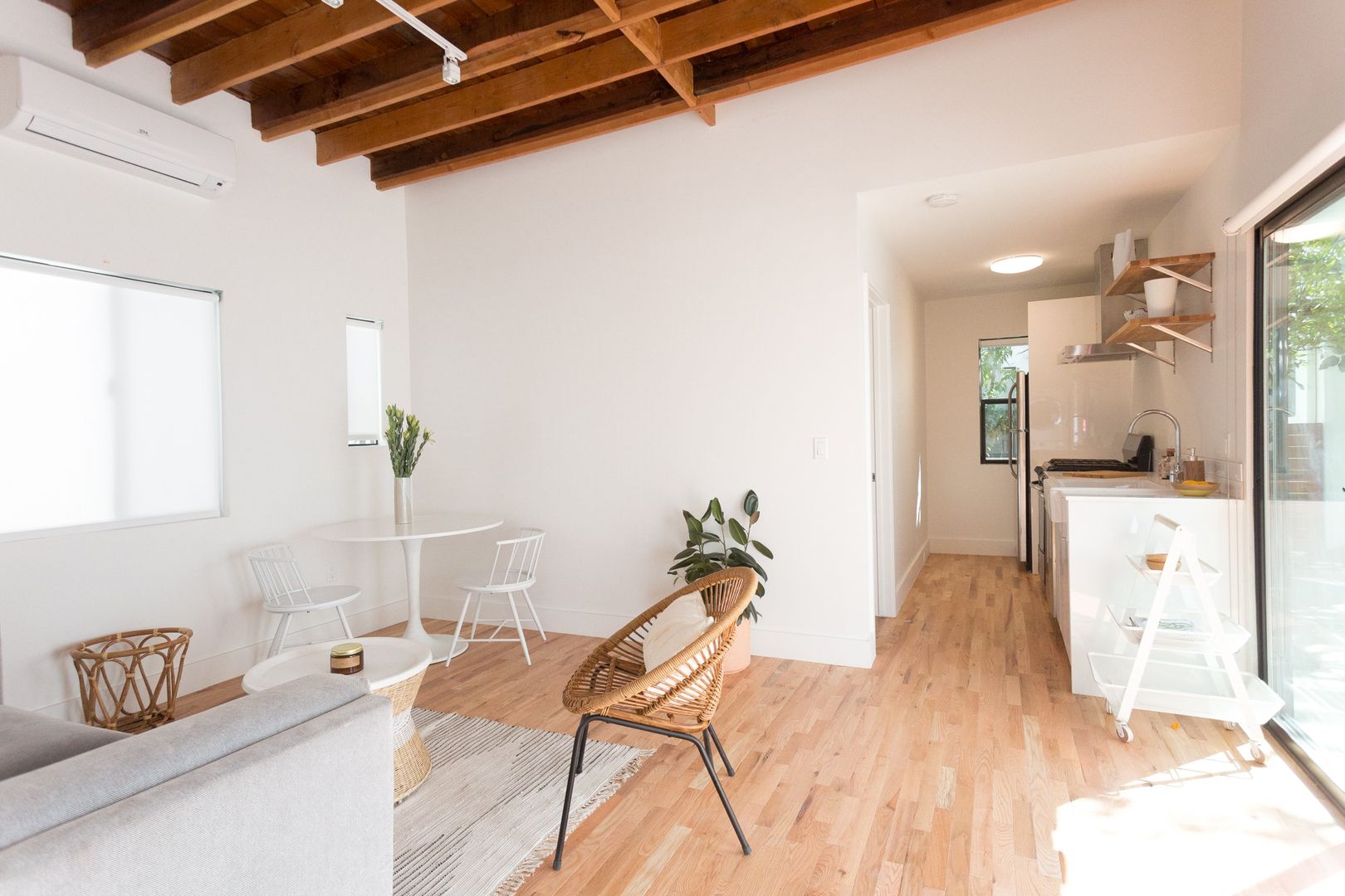 LOS ANGELES Apartment: 251 ROSEMONT AVE