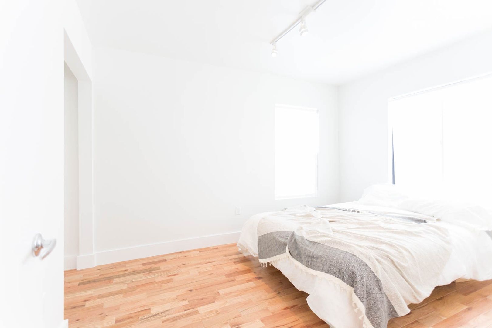 LOS ANGELES Apartment: 1129-1135 N VIRGIL AVE