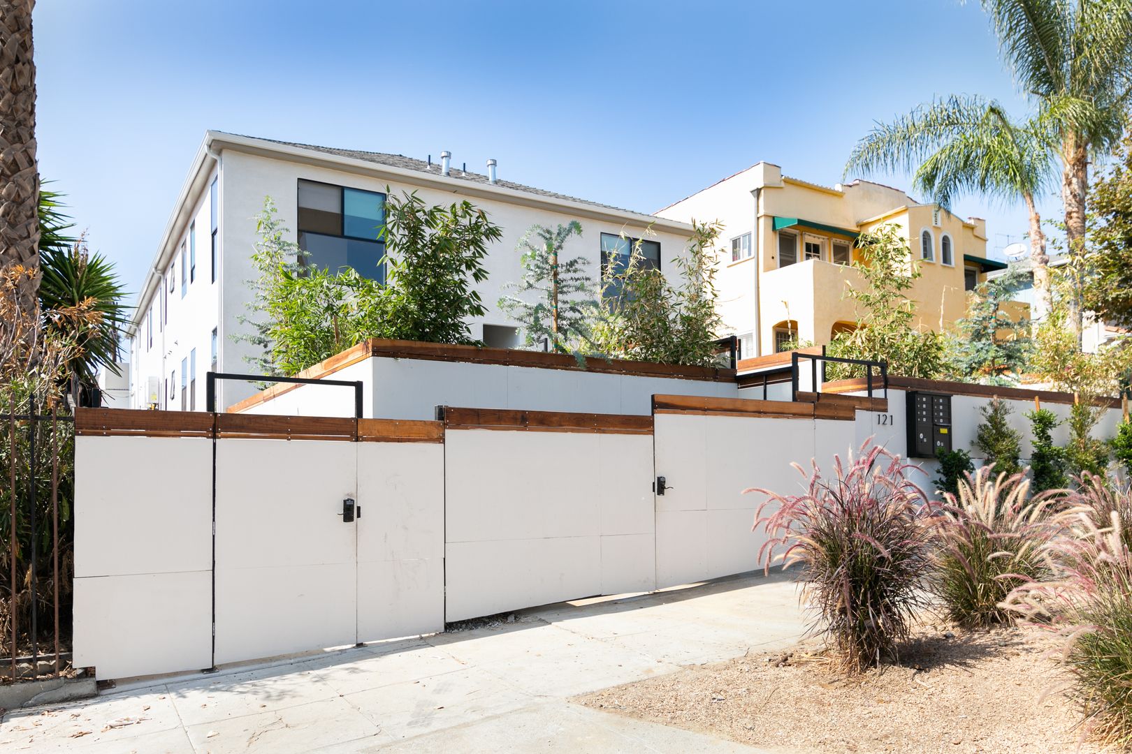 LOS ANGELES Apartment: 121 N BERENDO ST