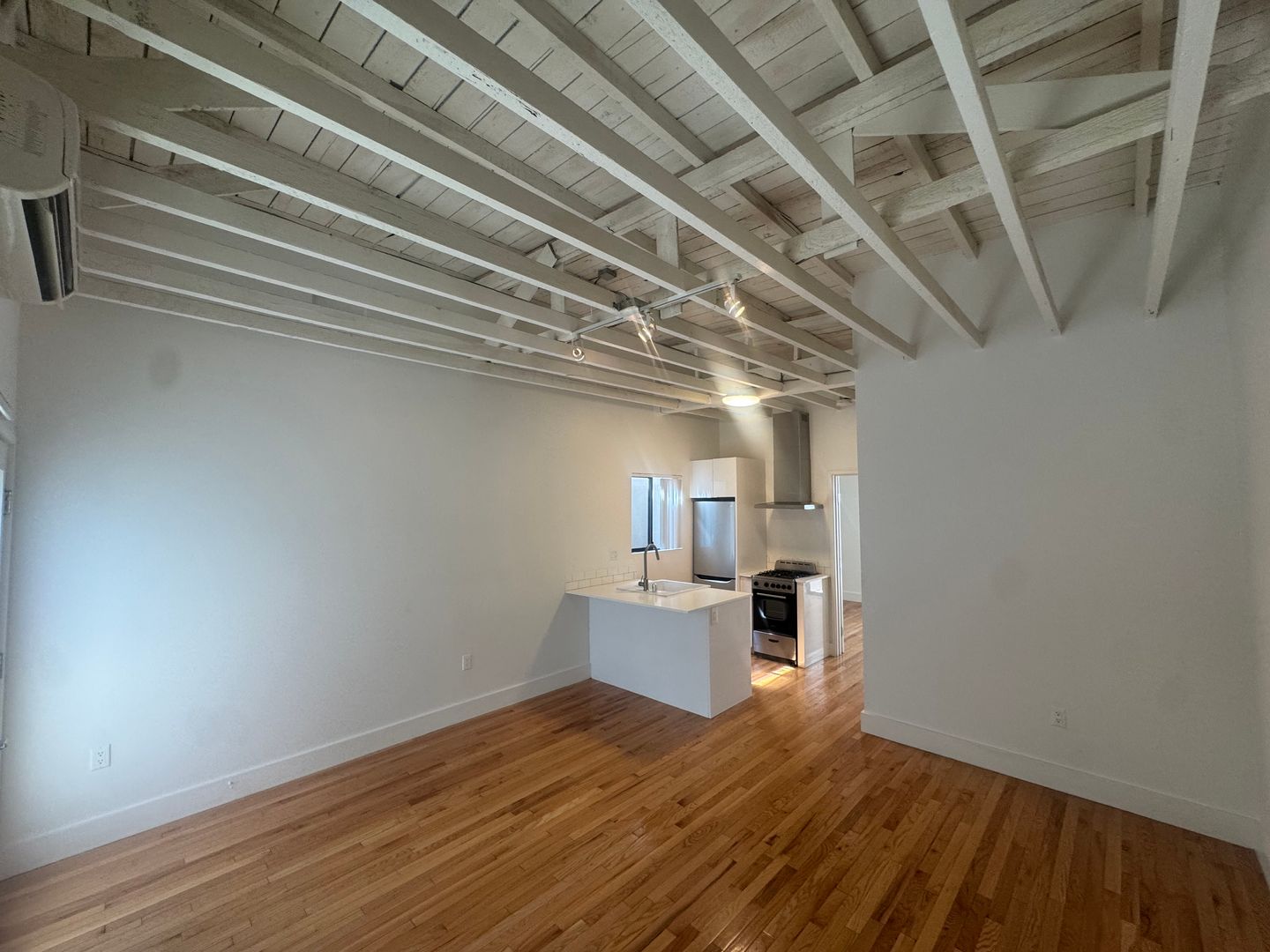 LOS ANGELES Apartment: 3100 W. LONDON ST.