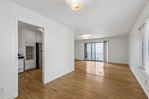 Spacious 3 Bed / 2 Bath in the Heart of Silver Lake – Available Now! 3 parking! – photo 1