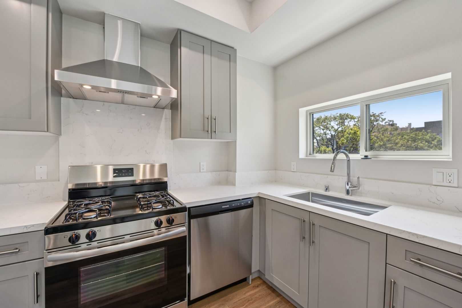 LOS ANGELES Apartment: 748 IROLO ST