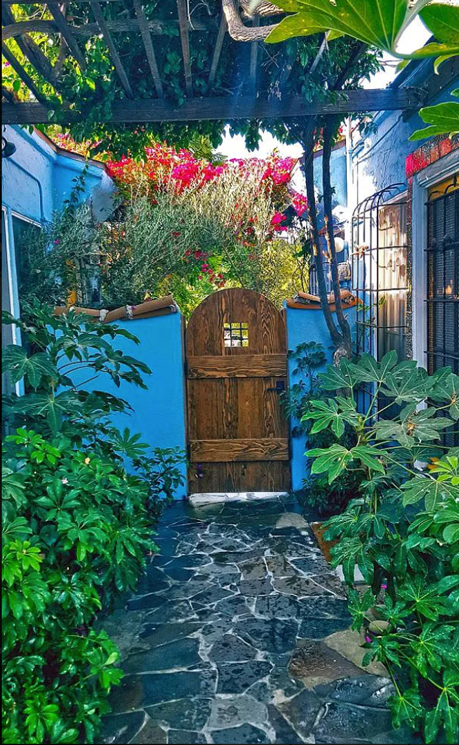 LOS ANGELES Apartment: 3927 & 3951 MELROSE AVE