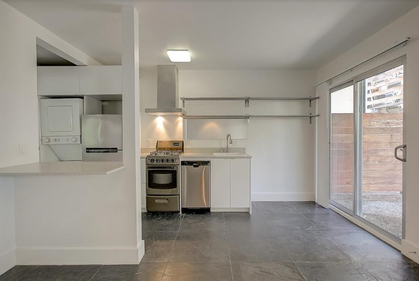 LOS ANGELES Apartment: 653 SILVER LAKE BLVD.