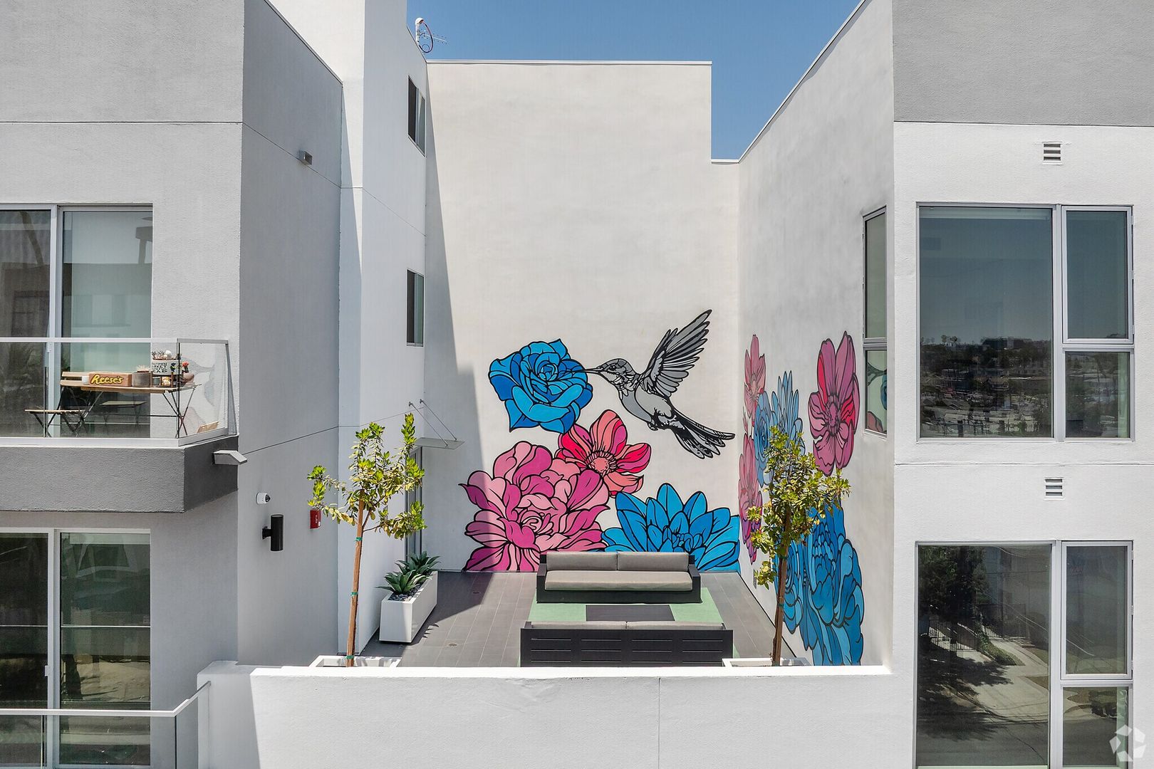 LOS ANGELES Apartment: 139 S. OCCIDENTAL BLVD