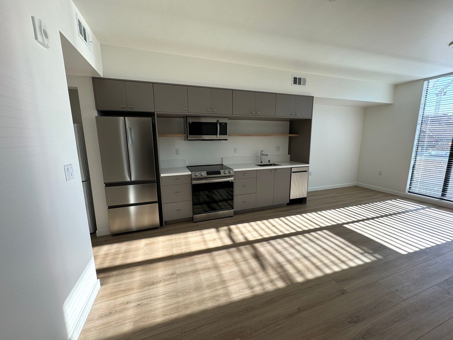 LOS ANGELES Apartment: 4575 SANTA MONICA BLVD