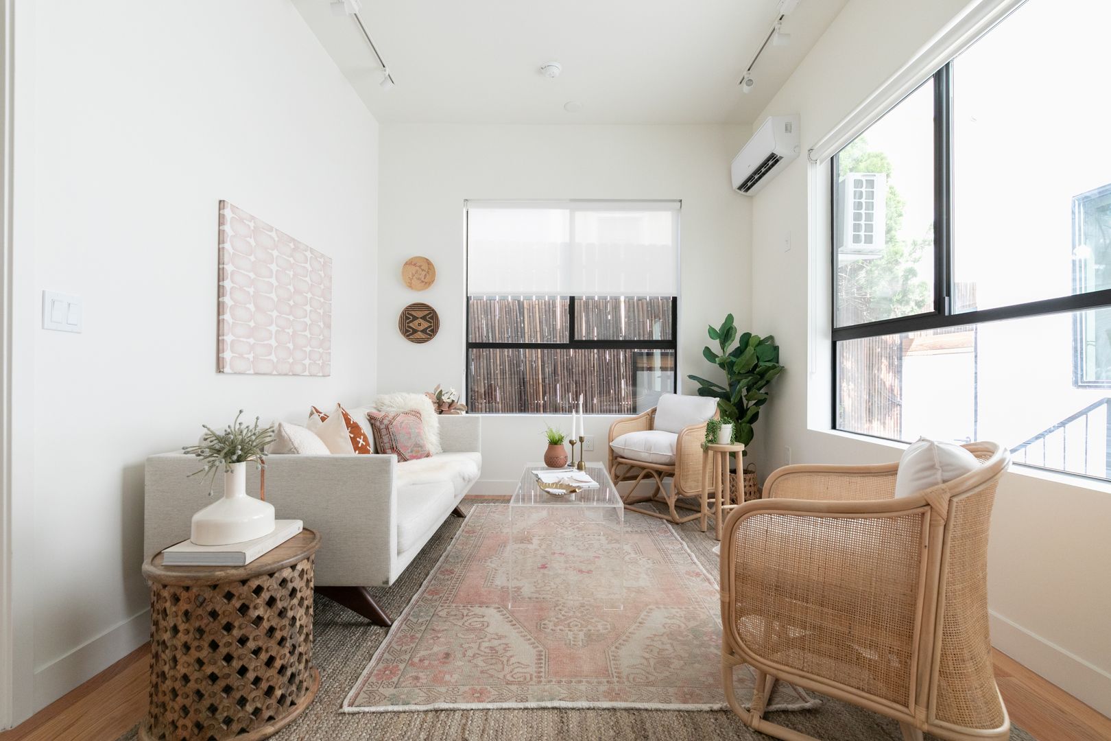 LOS ANGELES Apartment: 121 N BERENDO ST