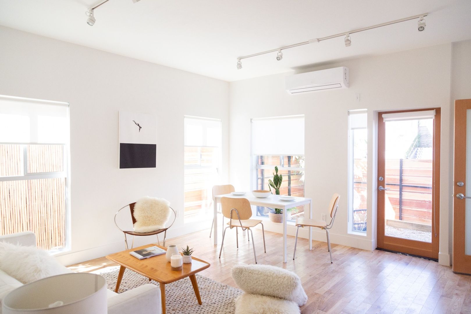 LOS ANGELES Apartment: 967 N. MADISON AVE