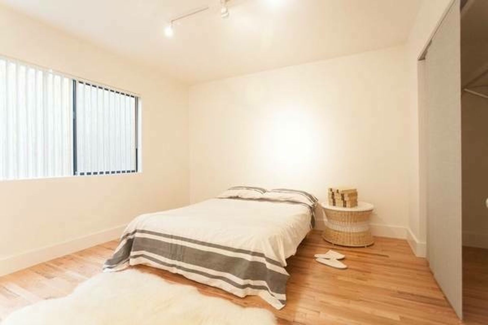 LOS ANGELES Apartment: 3100 W. LONDON ST.