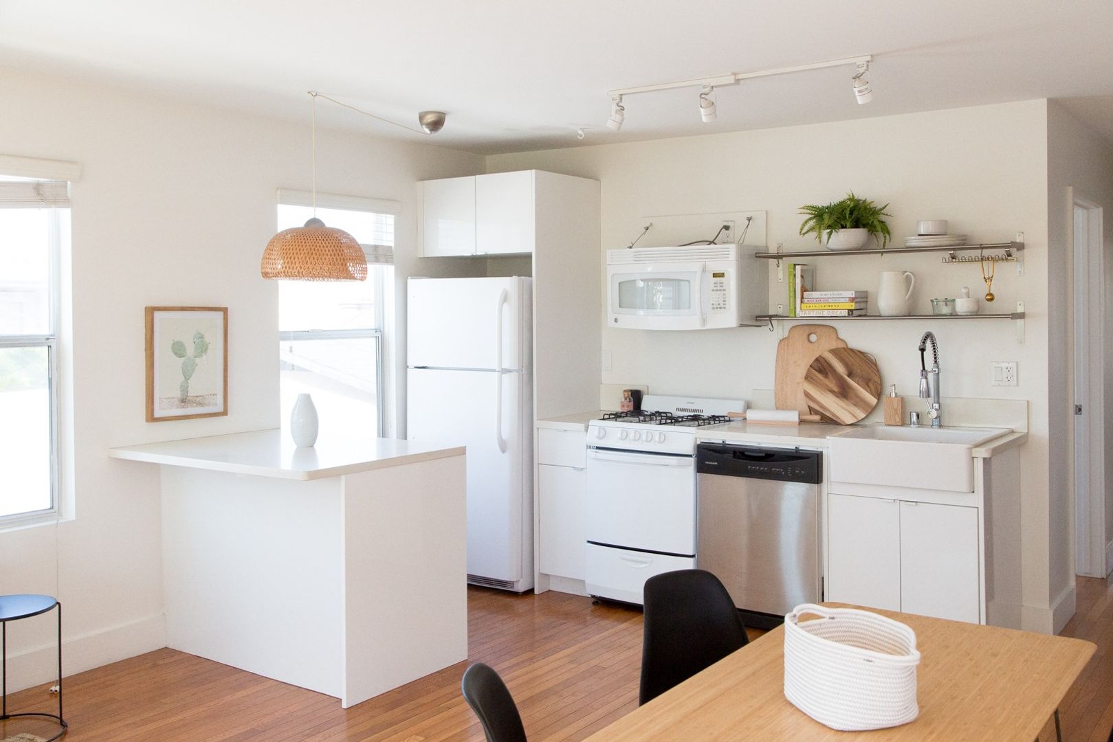 LOS ANGELES Apartment: 1012 N. VIRGIL AVE.