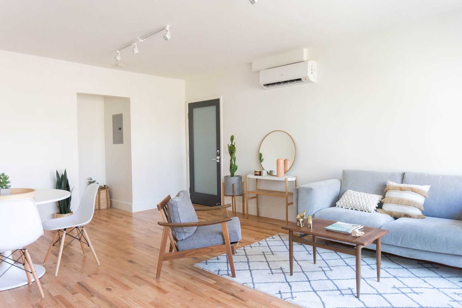 LOS ANGELES Apartment: 306 N. BONNIE BRAE ST.