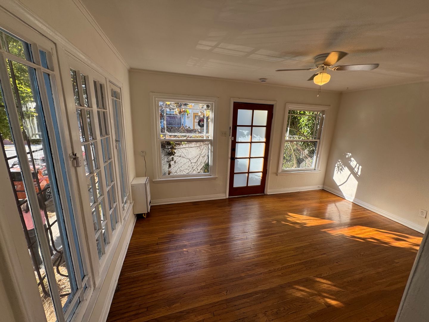 LOS ANGELES Apartment: 3927 & 3951 MELROSE AVE