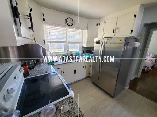 8607 Riggs St,, Overland Park, KS 66212