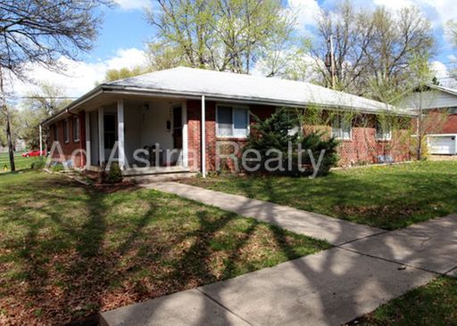 7903 Grandview St,, Overland Park, KS 66204-3303