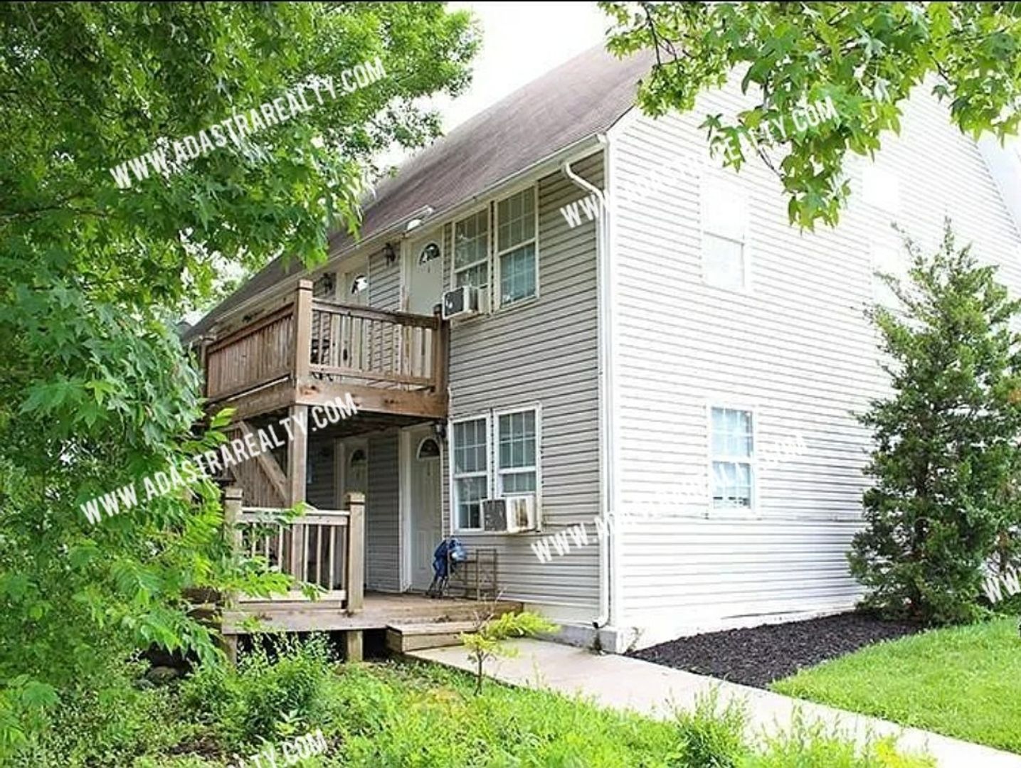 Gardner Apartment: 227 E Main St,