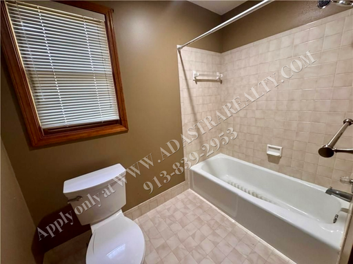  1317 E Sleepy Hollow Dr, Olathe, KS 66062