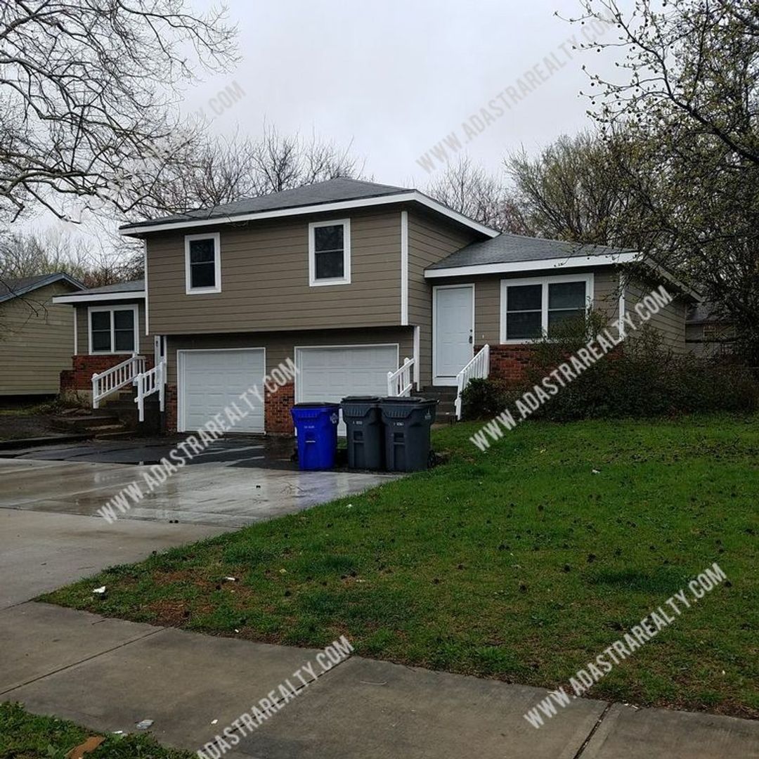 Olathe House: 1517 E Elizabeth St,