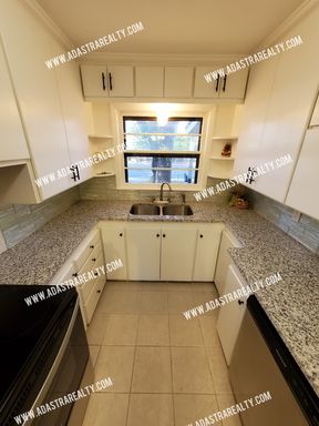 4825 W 75th St,, Prairie Village, KS 66208