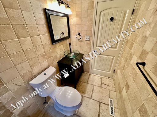  5404 Chadwick Rd, Fairway, KS 66205