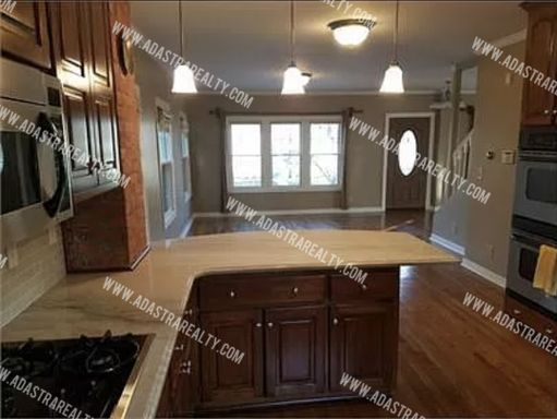 243 W 61st St,, Kansas City, MO 64113-1402