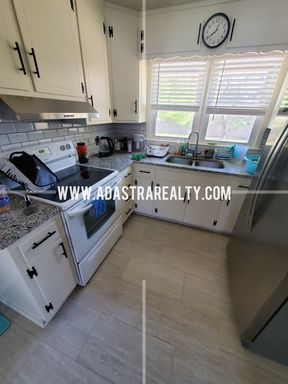 8607 Riggs St,, Overland Park, KS 66212