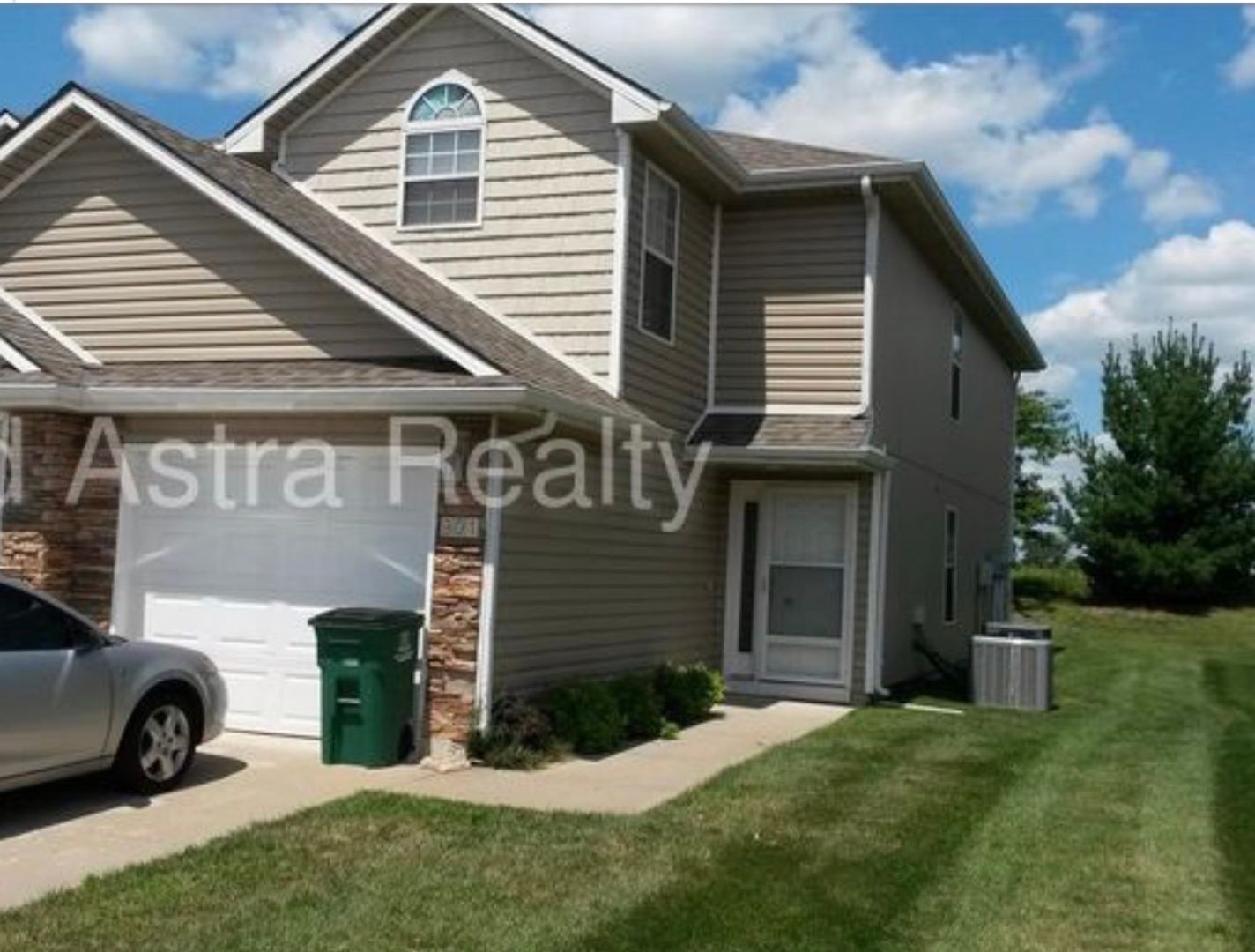 Blue Springs House: 901 SW Peach Tree Ln,