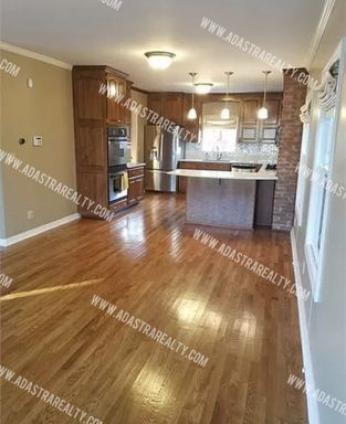 243 W 61st St,, Kansas City, MO 64113-1402